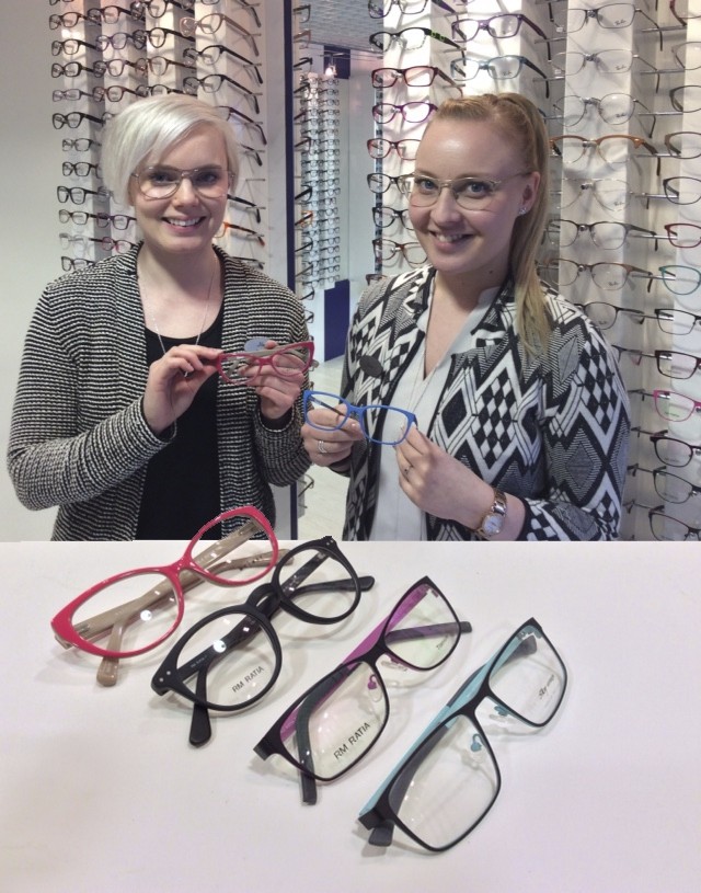 Optikko Nina ja optinen myyjä Laura esittelemässä kevään kehysvärejä